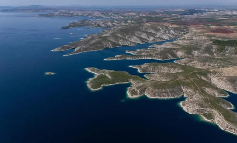 Atatürk Barajı'nda turkuaz ve yeşilin buluşması